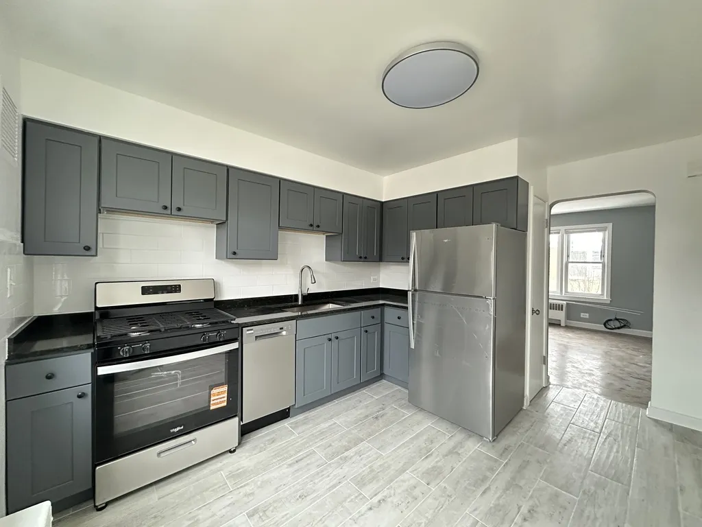 6721 N California Ave, ,  60645, USA 60645-unit#2E-Chicago-IL
