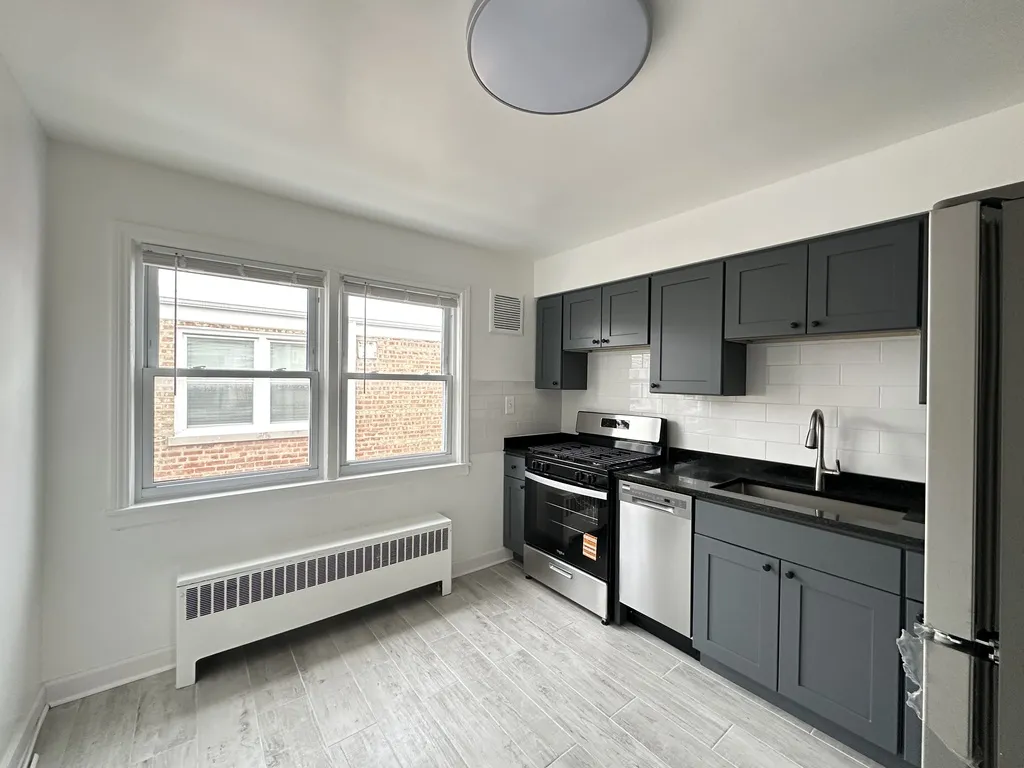 6721 N California Ave, ,  60645, USA 60645-unit#2E-Chicago-IL