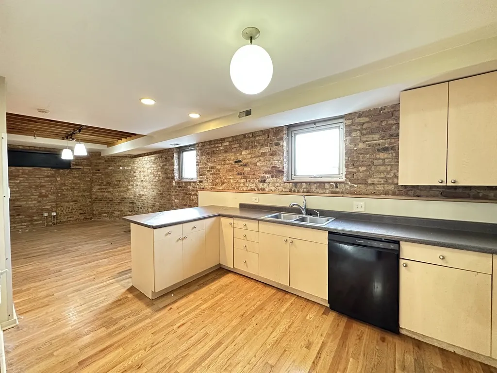 933 W Irving Park Rd, ,  60613, USA 60613-unit#C-Chicago-IL