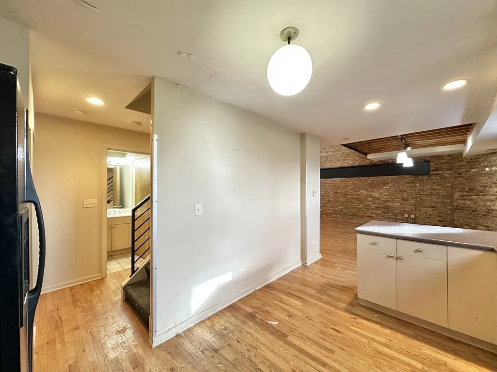 933 W Irving Park Rd, ,  60613, USA 60613-unit#C-Chicago-IL