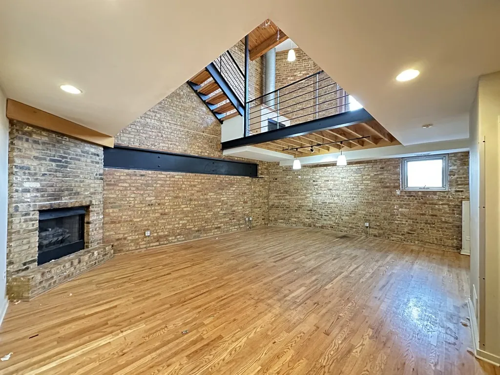 933 W Irving Park Rd, ,  60613, USA 60613-unit#C-Chicago-IL