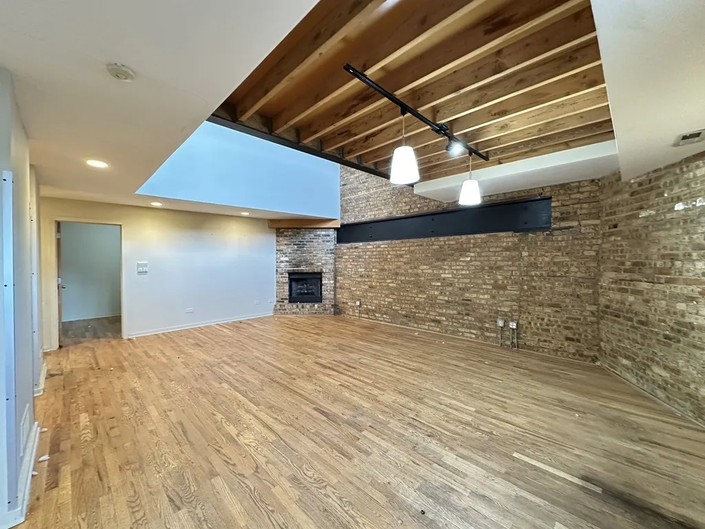 933 W Irving Park Rd, ,  60613, USA 60613-unit#C-Chicago-IL