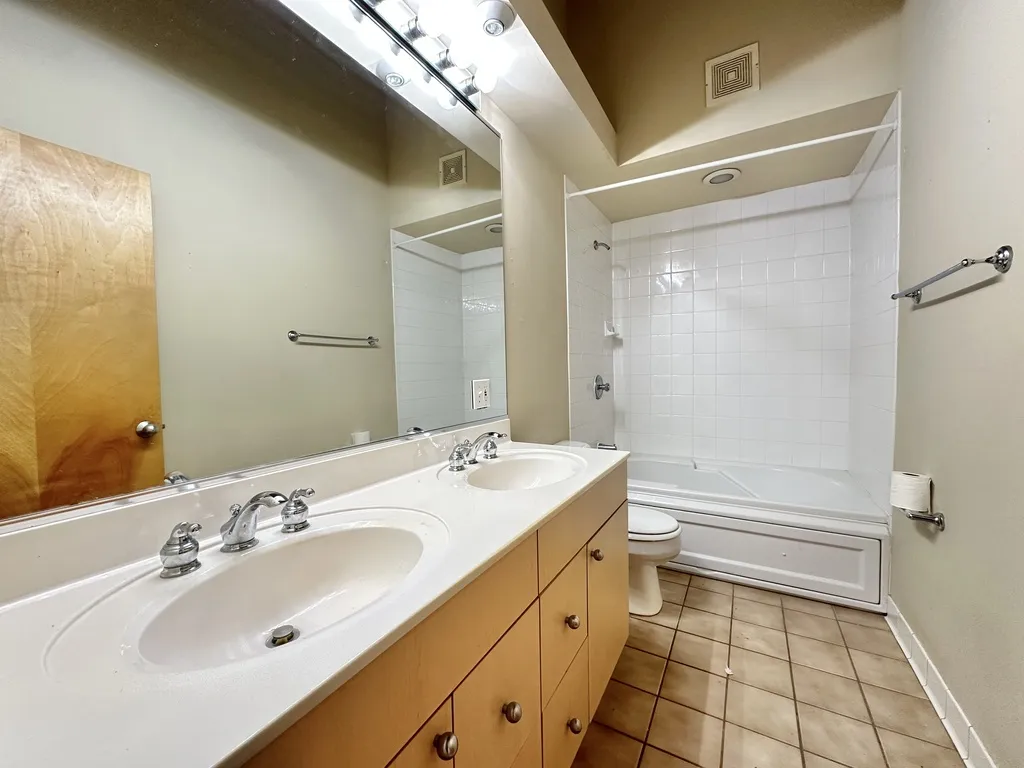 933 W Irving Park Rd, ,  60613, USA 60613-unit#C-Chicago-IL