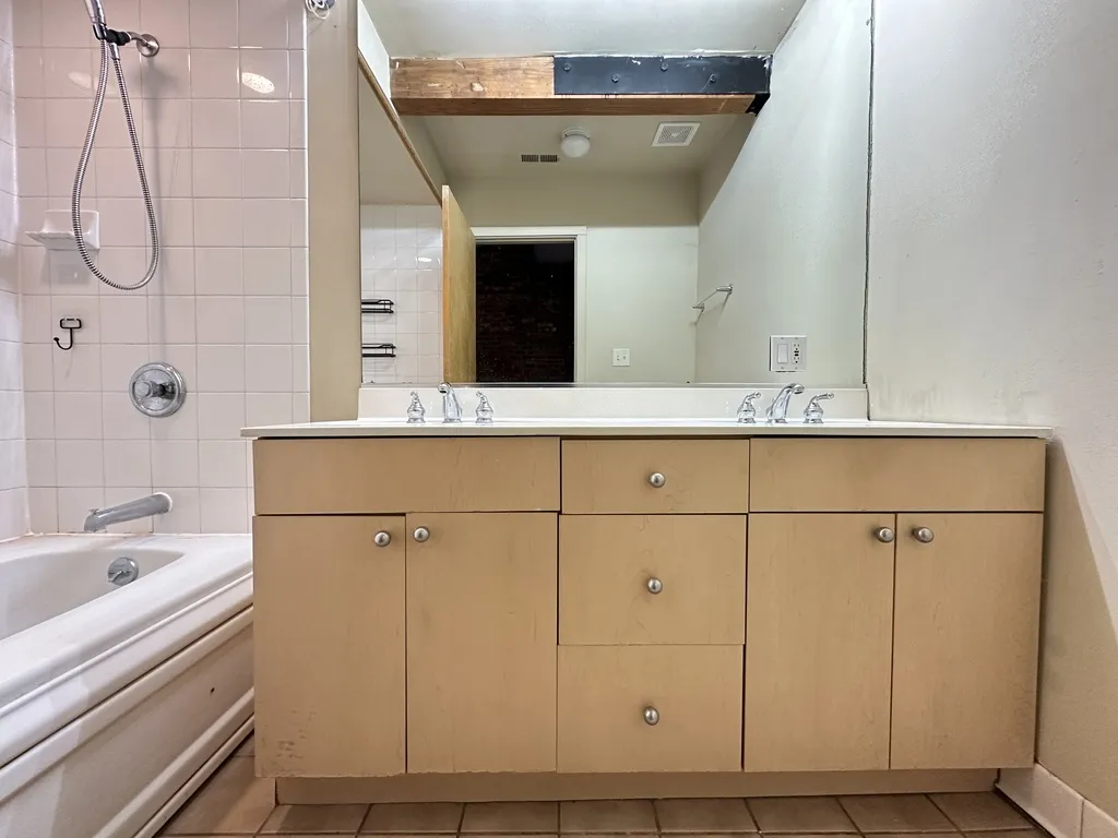 933 W Irving Park Rd, ,  60613, USA 60613-unit#C-Chicago-IL