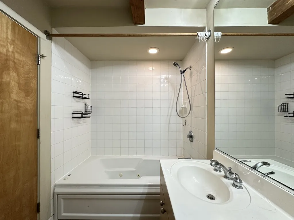 933 W Irving Park Rd, ,  60613, USA 60613-unit#C-Chicago-IL