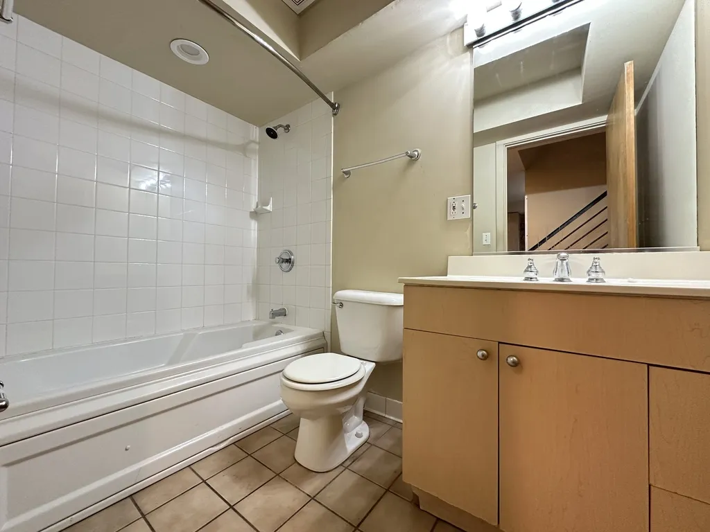 933 W Irving Park Rd, ,  60613, USA 60613-unit#C-Chicago-IL