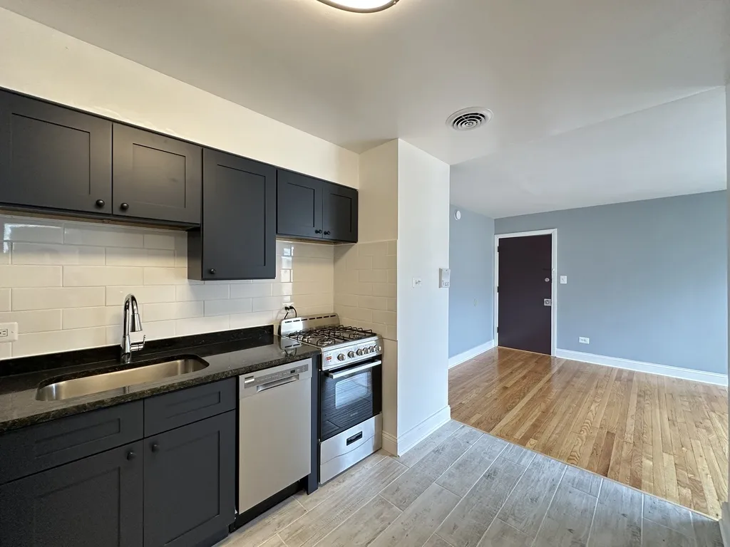 6731 N California Ave, , 60645, USA 60645-unit#2S-Chicago-IL