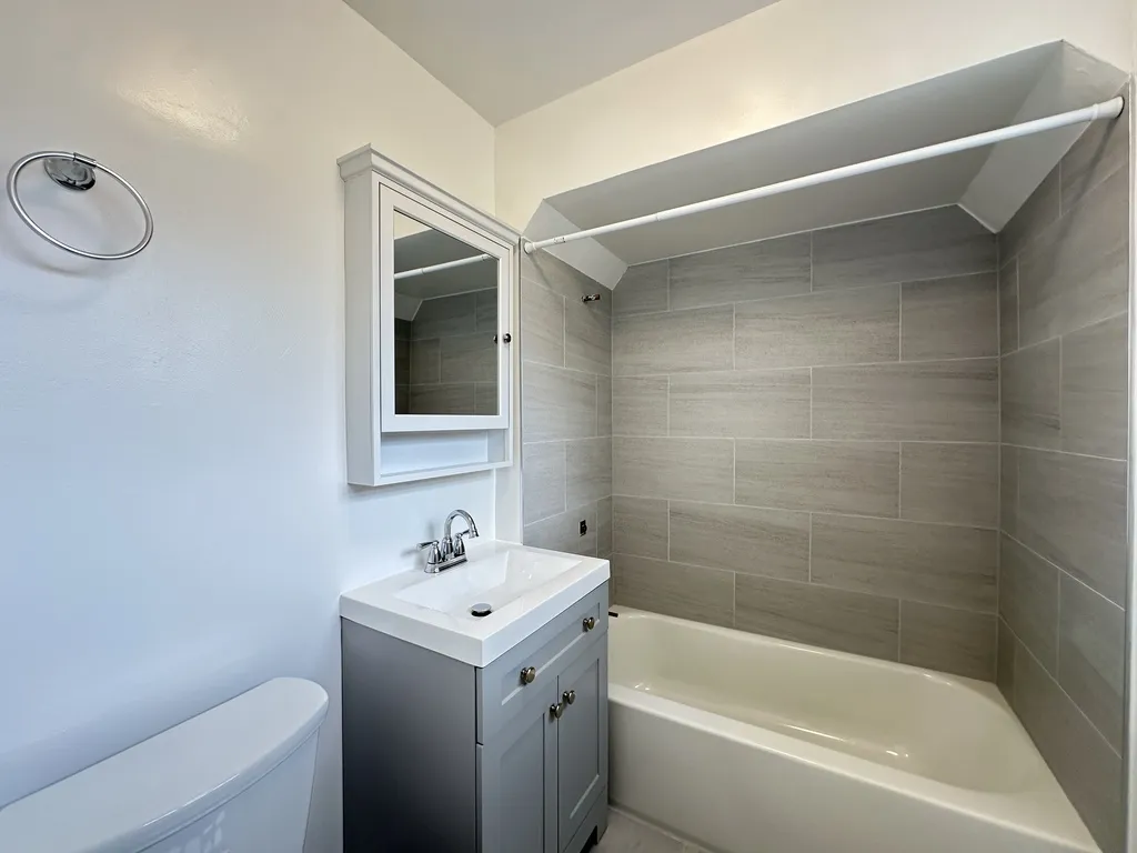 6731 N California Ave, , 60645, USA 60645-unit#2S-Chicago-IL
