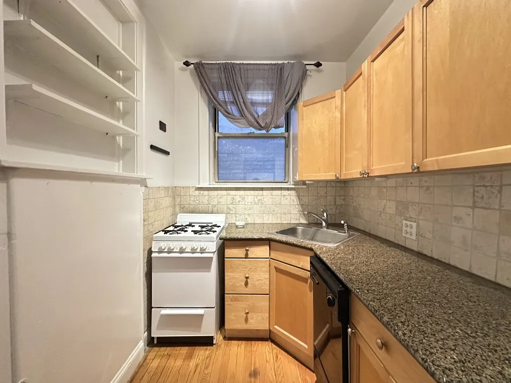 526 W Surf St, ,  60657, USA 60657-unit#2N-Chicago-IL