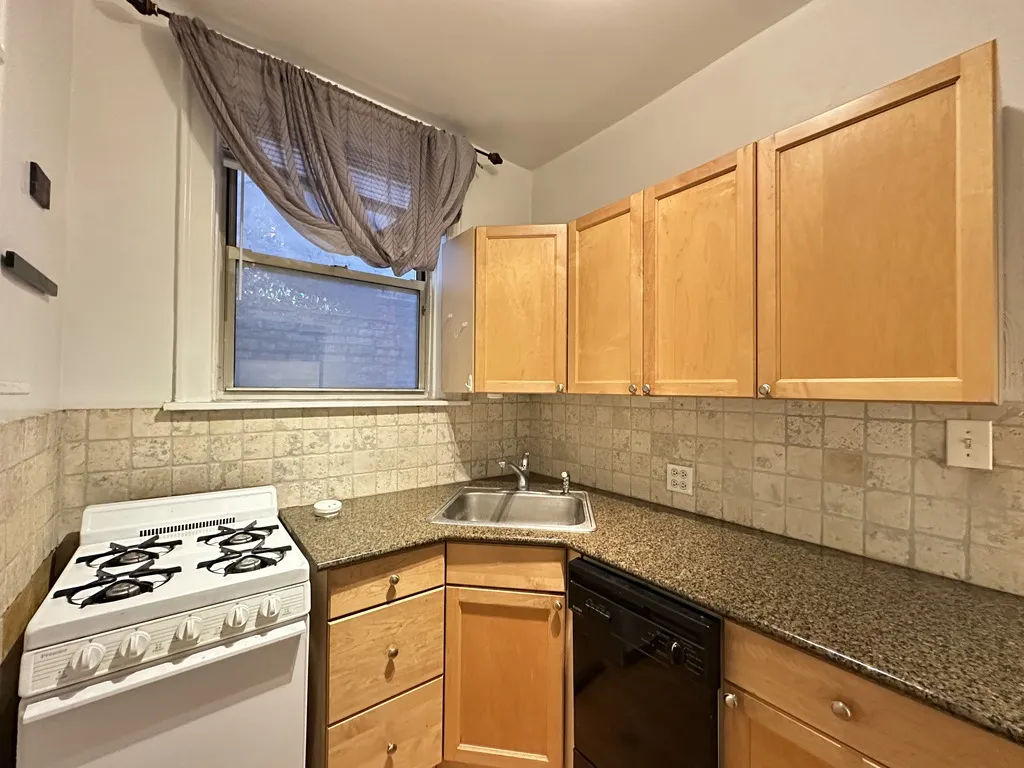 526 W Surf St, ,  60657, USA 60657-unit#2N-Chicago-IL