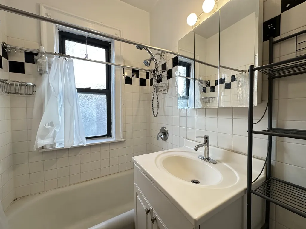 526 W Surf St, ,  60657, USA 60657-unit#2N-Chicago-IL