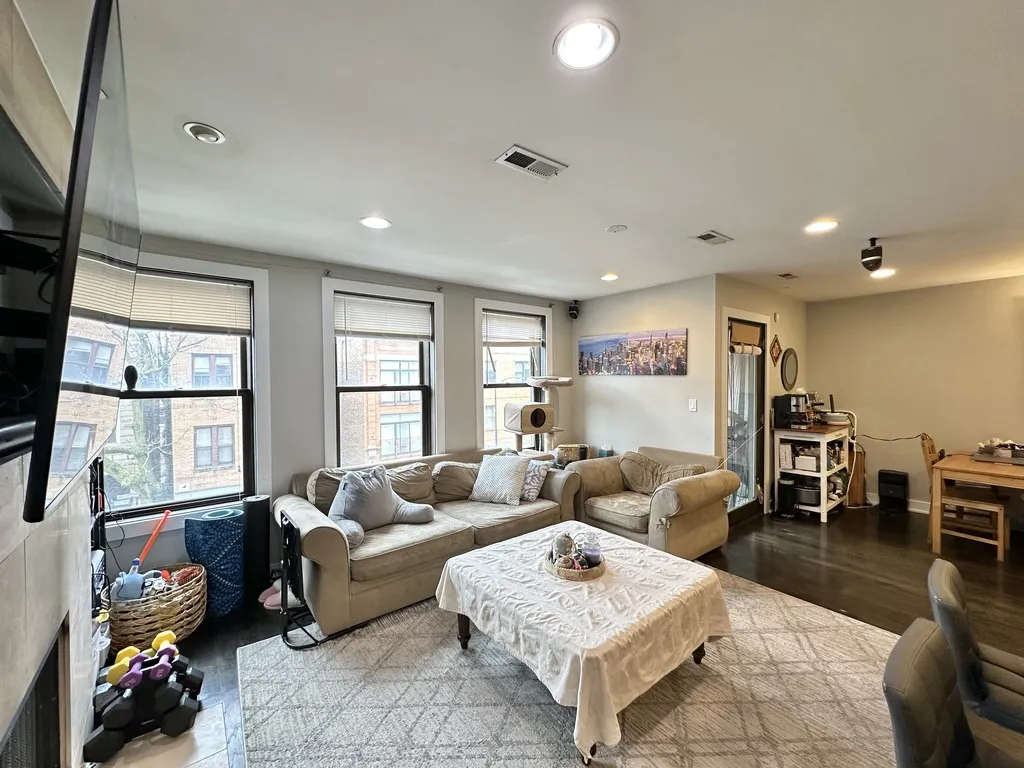 907 N Damen Ave, , 60622, USA 60622-unit#301-Chicago-IL