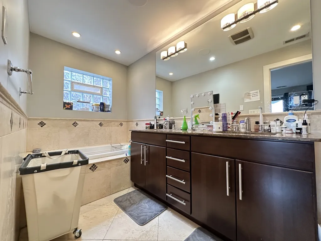 907 N Damen Ave, , 60622, USA 60622-unit#301-Chicago-IL