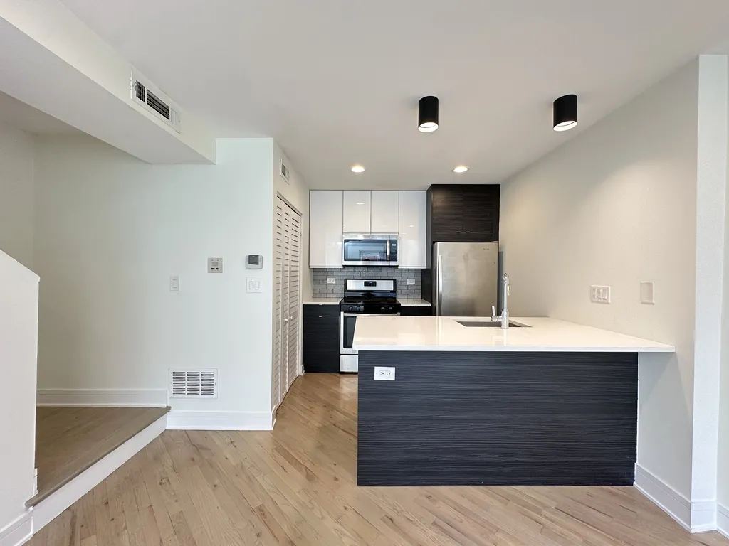 944 W Grace St, , 60613, USA 60613-unit#J201-Chicago-IL