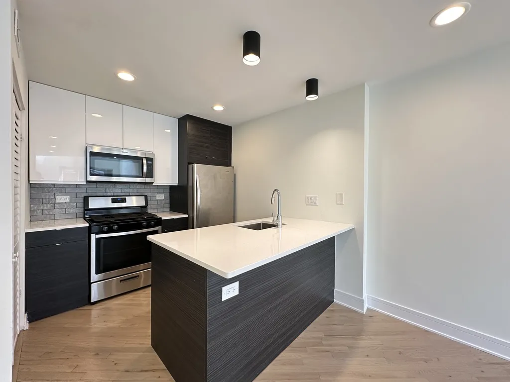 944 W Grace St, , 60613, USA 60613-unit#J201-Chicago-IL