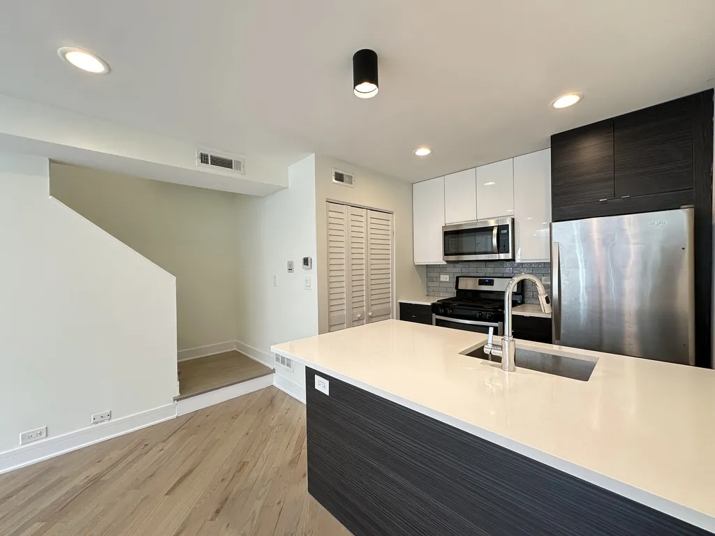 944 W Grace St, , 60613, USA 60613-unit#J201-Chicago-IL