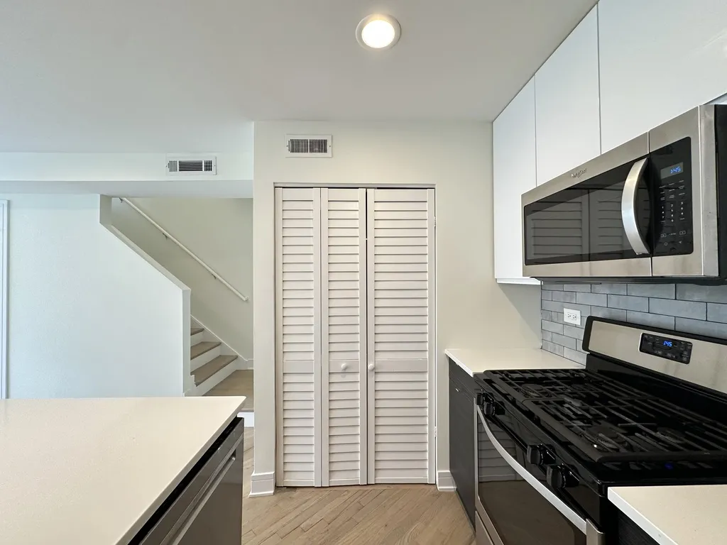 944 W Grace St, , 60613, USA 60613-unit#J201-Chicago-IL