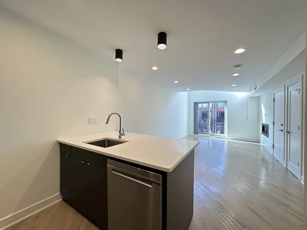 944 W Grace St, , 60613, USA 60613-unit#J201-Chicago-IL