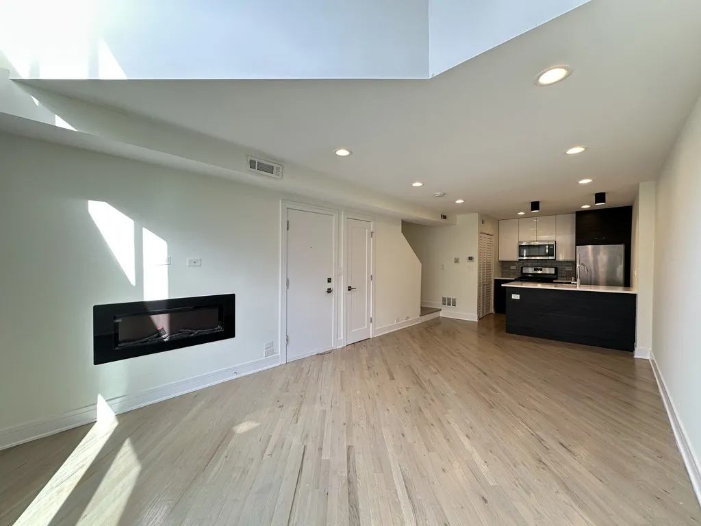 944 W Grace St, , 60613, USA 60613-unit#J201-Chicago-IL