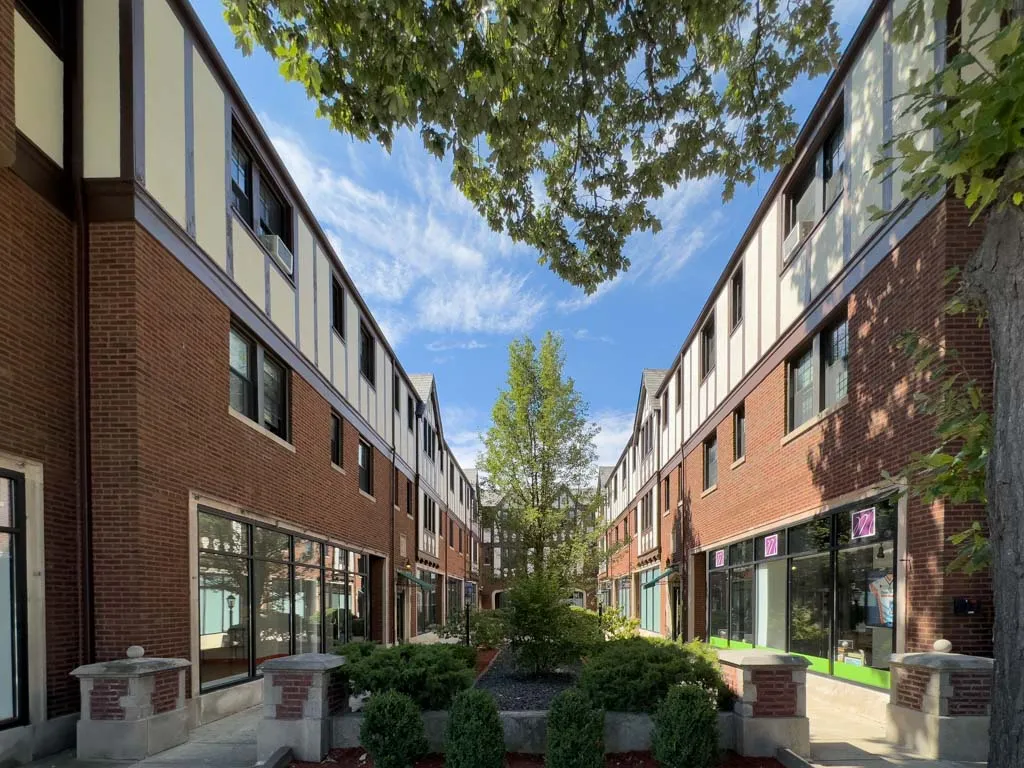 Green Bay Rd & Ave, , 60093, USA 60093-unit#B05-Winnetka-IL