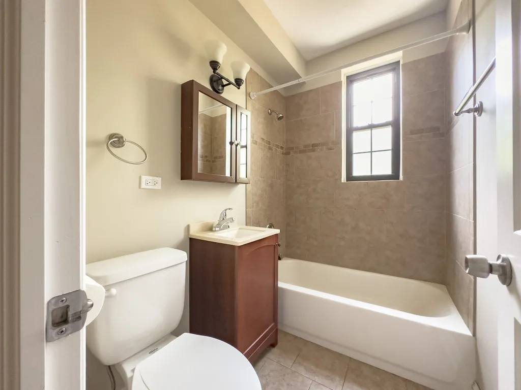 Green Bay Rd & Ave, , 60093, USA 60093-unit#B05-Winnetka-IL