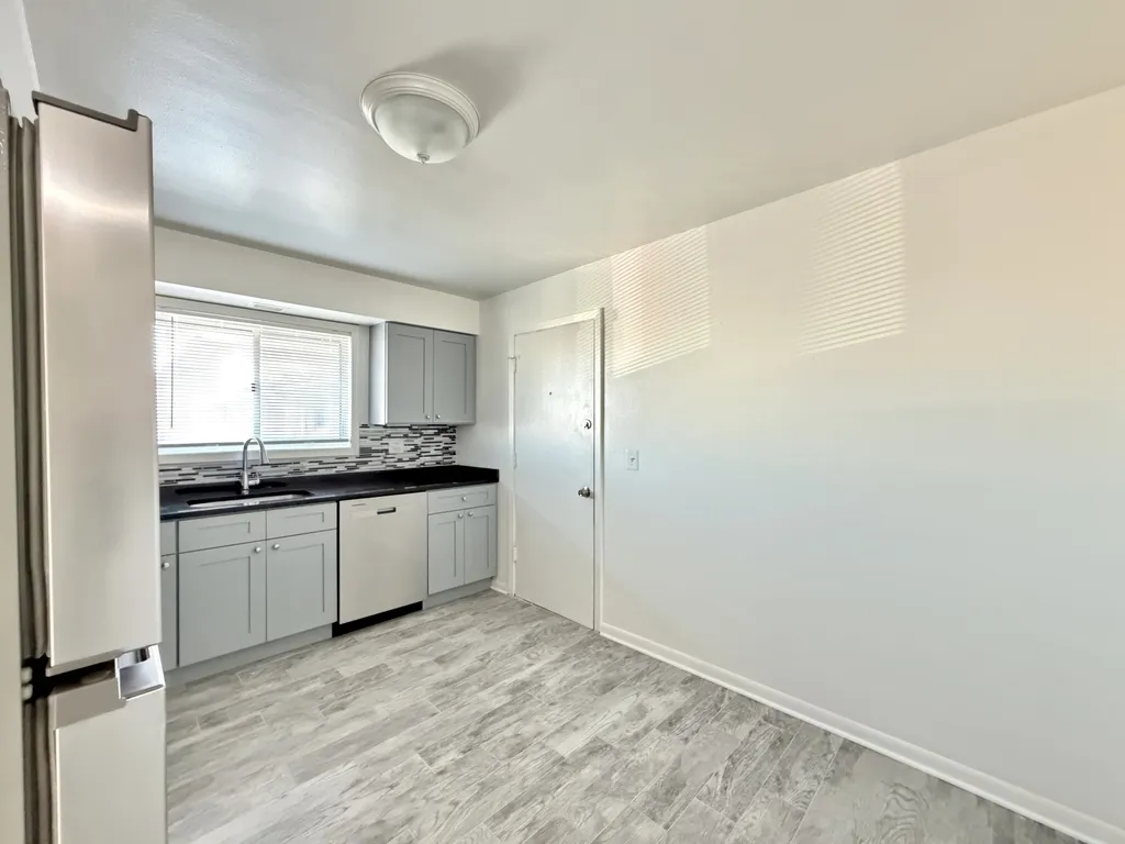 1422 Carol St, Park Ridge,  60068, USA 60068-unit#2B-Chicago-IL