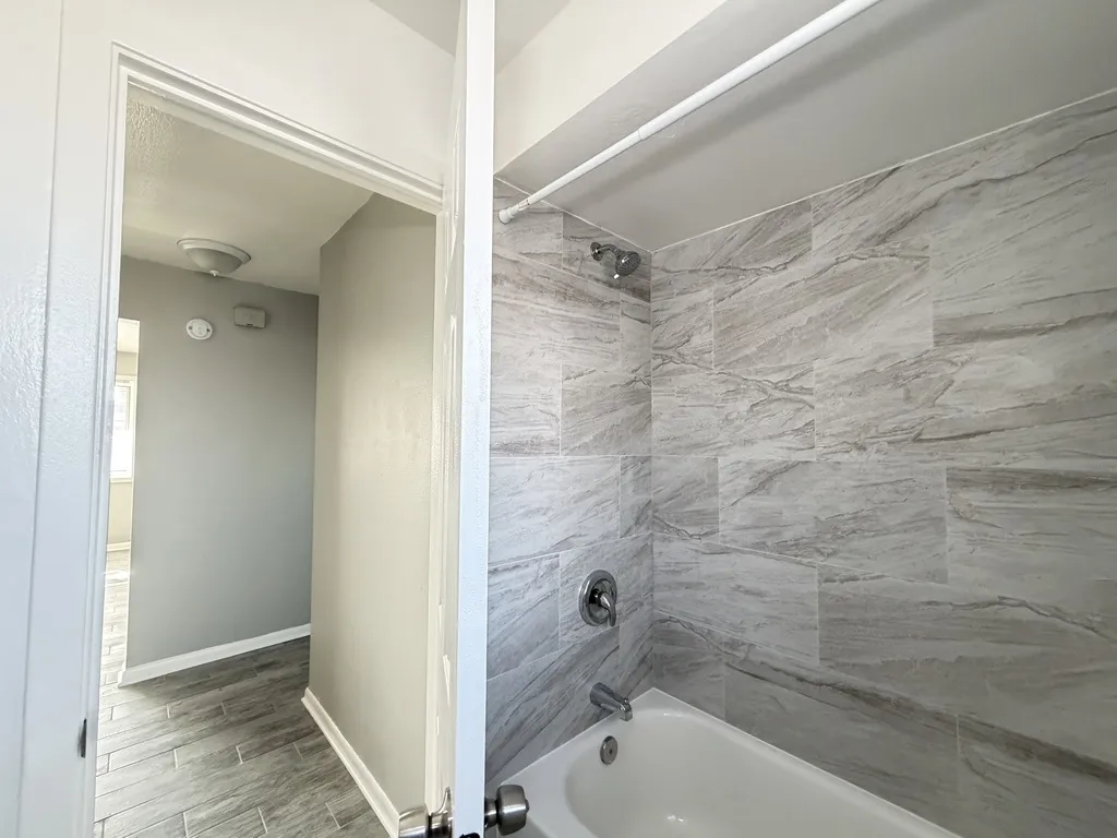 1422 Carol St, Park Ridge,  60068, USA 60068-unit#2B-Chicago-IL