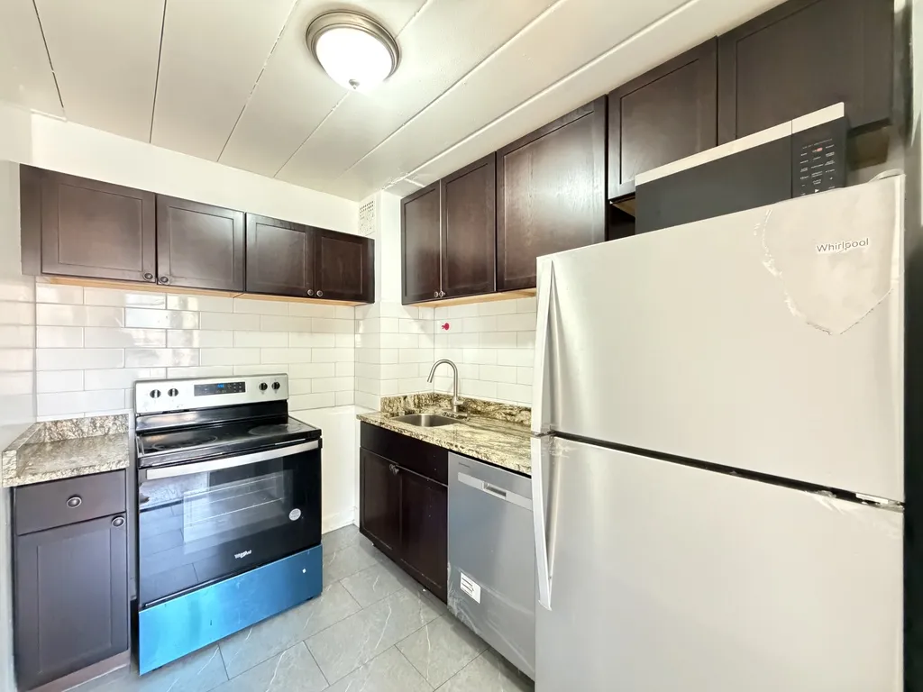 1360 W Touhy Ave, ,  60626, USA 60626-unit#301-Chicago-IL