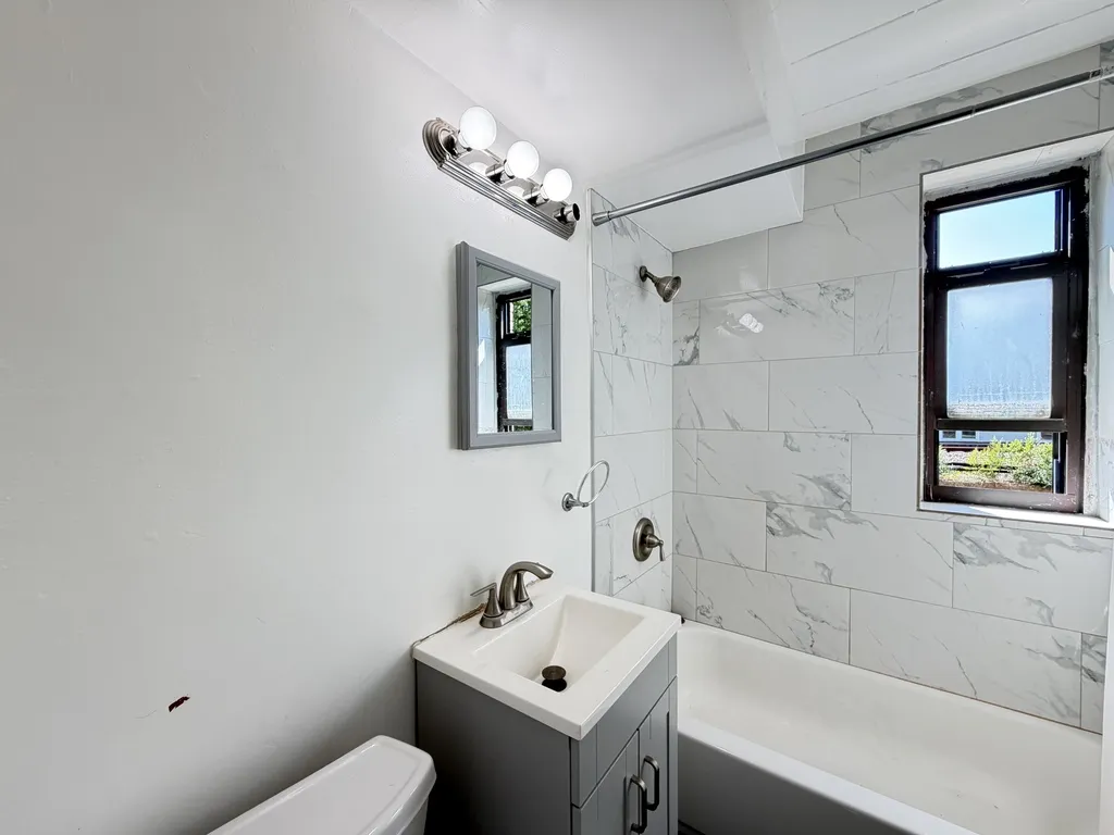 1360 W Touhy Ave, ,  60626, USA 60626-unit#301-Chicago-IL