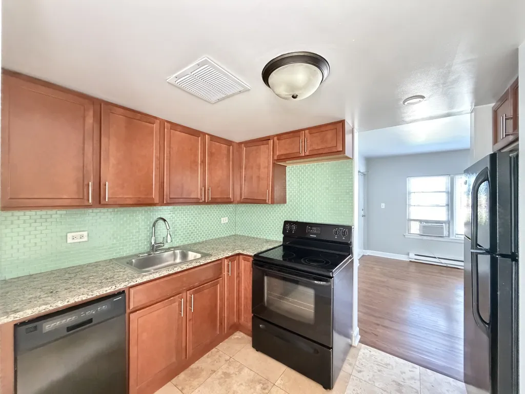 7628 N Milwaukee Ave, Niles,  60714, USA 60714-unit#2A-Chicago-IL