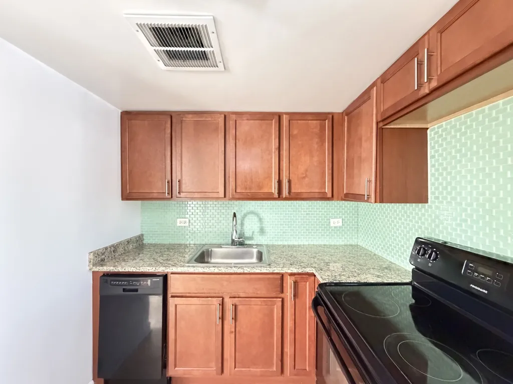 7628 N Milwaukee Ave, Niles,  60714, USA 60714-unit#2A-Chicago-IL
