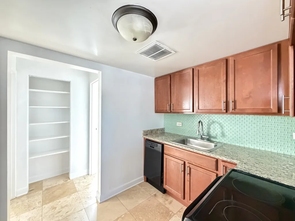 7628 N Milwaukee Ave, Niles,  60714, USA 60714-unit#2A-Chicago-IL