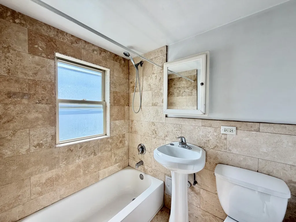 7628 N Milwaukee Ave, Niles,  60714, USA 60714-unit#2A-Chicago-IL