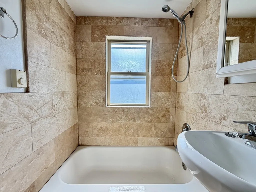 7628 N Milwaukee Ave, Niles,  60714, USA 60714-unit#2A-Chicago-IL
