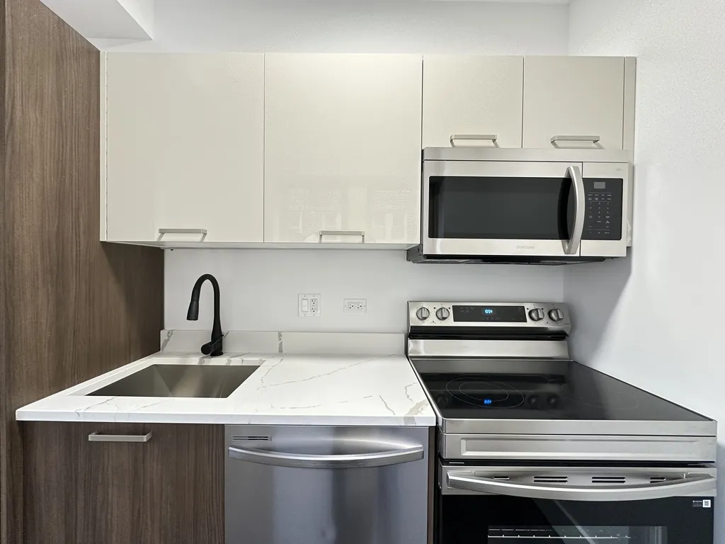 1555 W Hollywood Ave, ,  60660, USA 60660-unit#306-Chicago-IL