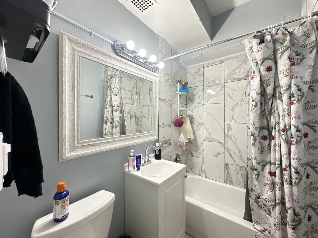 1360 W Touhy Ave, ,  60626, USA 60626-unit#109-Chicago-IL