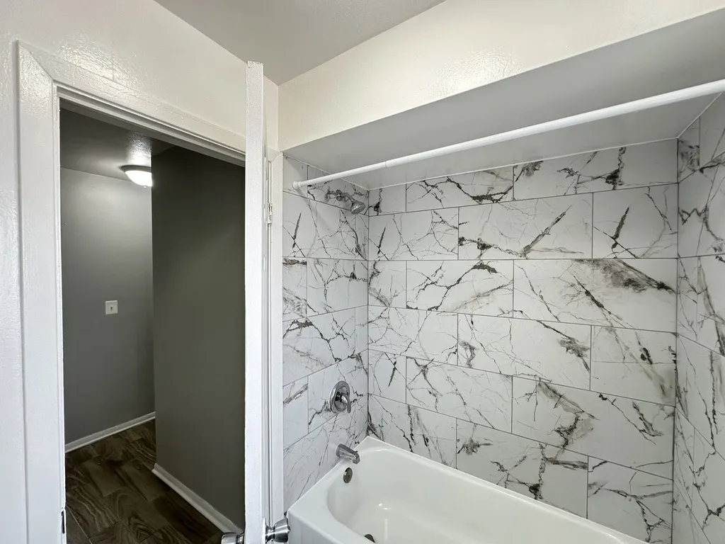 1306 Carol St, Park Ridge,  60068, USA 60068-unit#2B-Chicago-IL