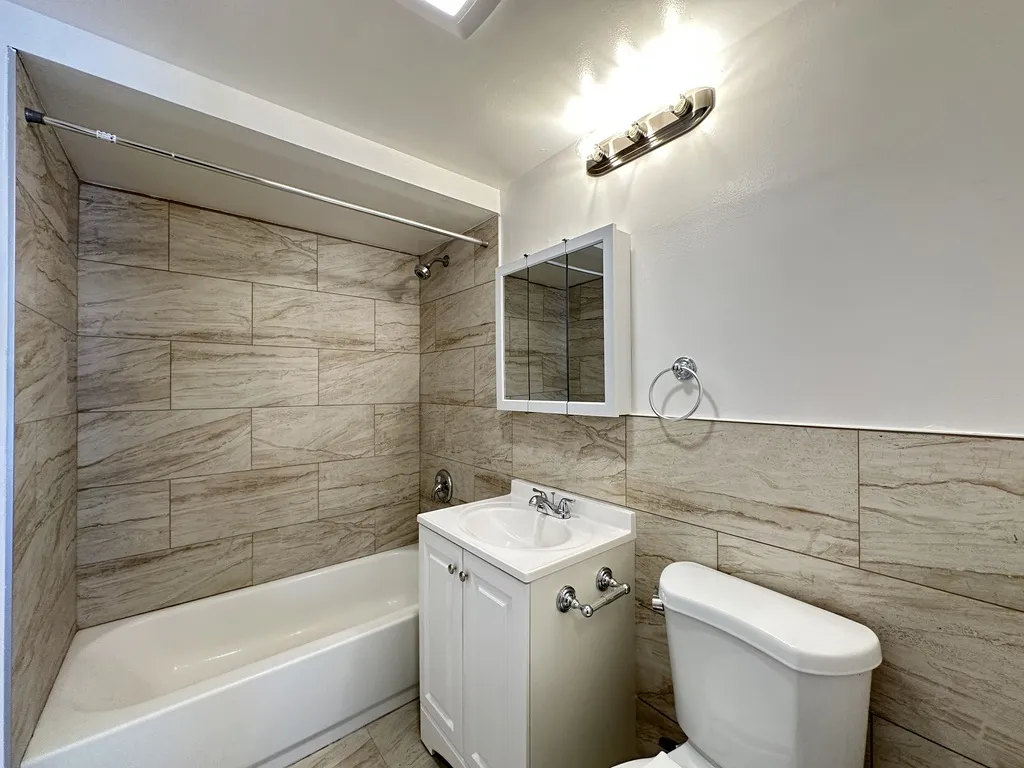 1653 Oakwood Ave, Des Plaines,  60016, USA 60016-unit#1A-Chicago-IL