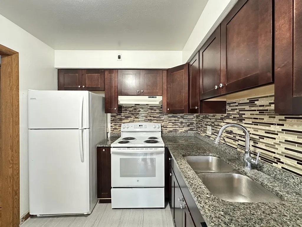 1639 Oakwood Ave, Des Plaines,  60016, USA 60016-unit#203-Chicago-IL