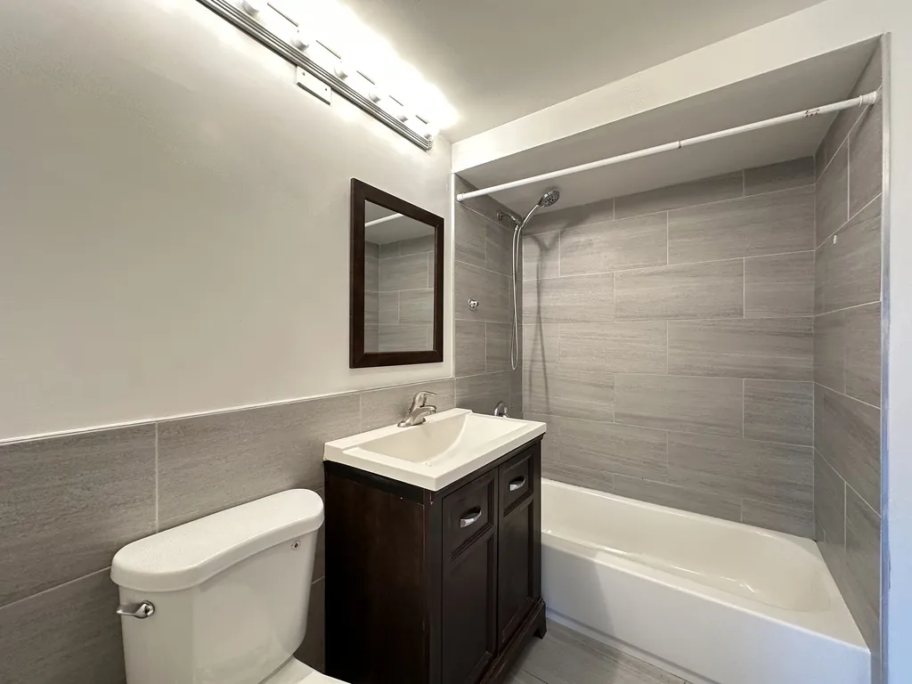 1639 Oakwood Ave, Des Plaines,  60016, USA 60016-unit#203-Chicago-IL