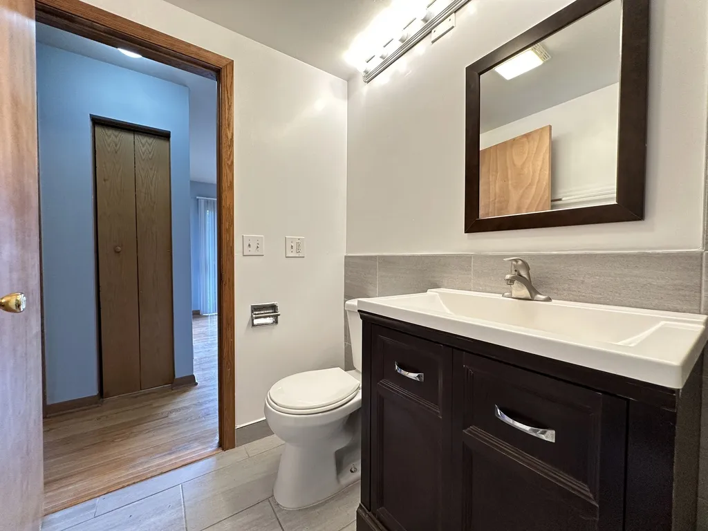 1639 Oakwood Ave, Des Plaines,  60016, USA 60016-unit#203-Chicago-IL