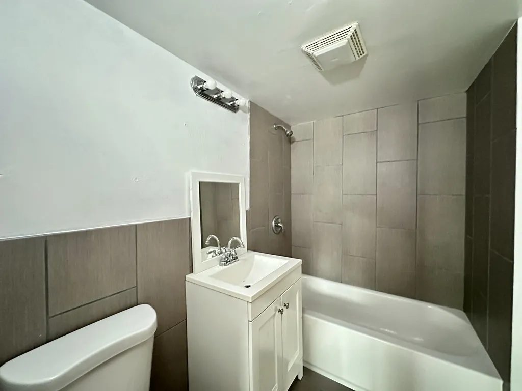 1026 S River Rd, Des Plaines,  60016, USA 60016-unit#3C-Chicago-IL