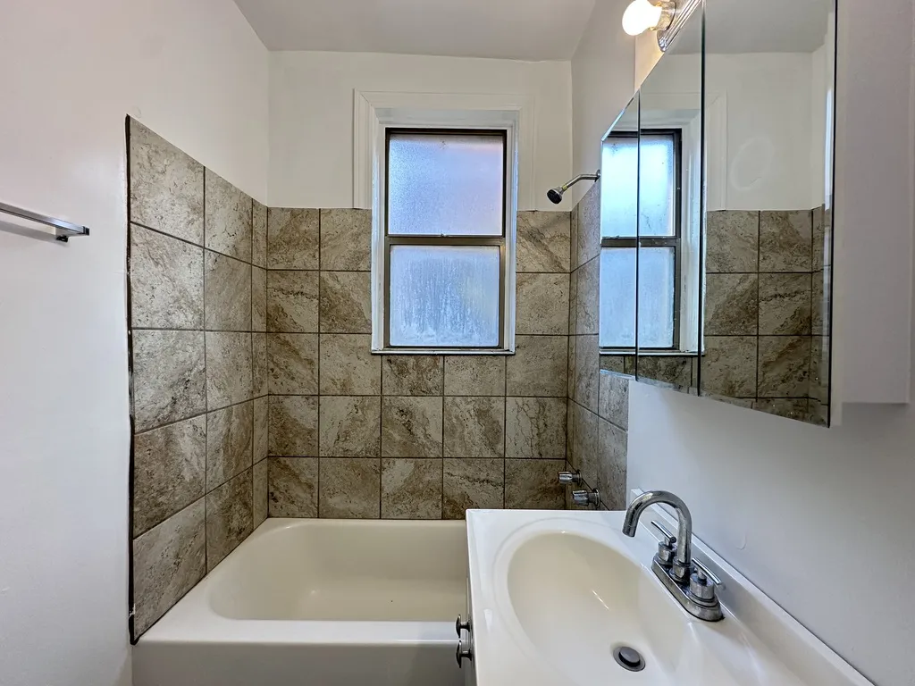 1373 W Estes Ave, ,  60626, USA 60626-unit#1B-Chicago-IL