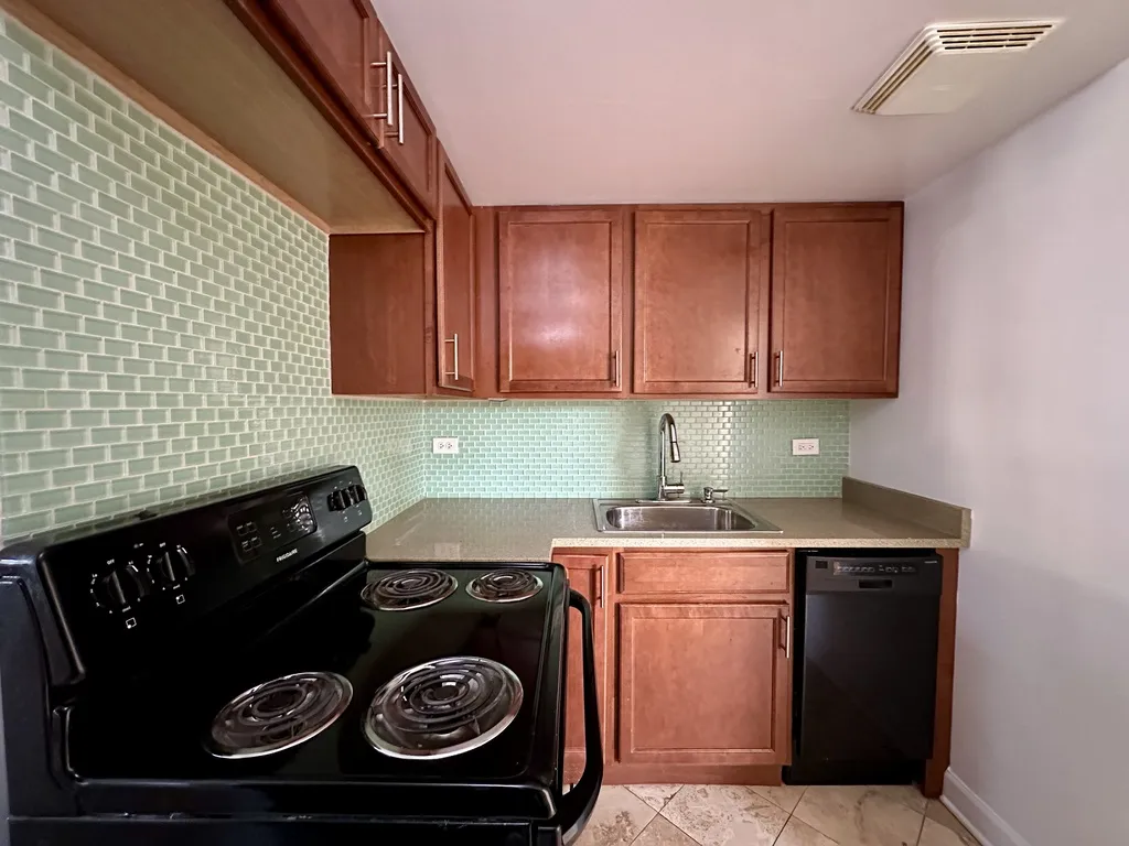 7628 N Milwaukee Ave, Niles,  60714, USA 60714-unit#1B-Chicago-IL