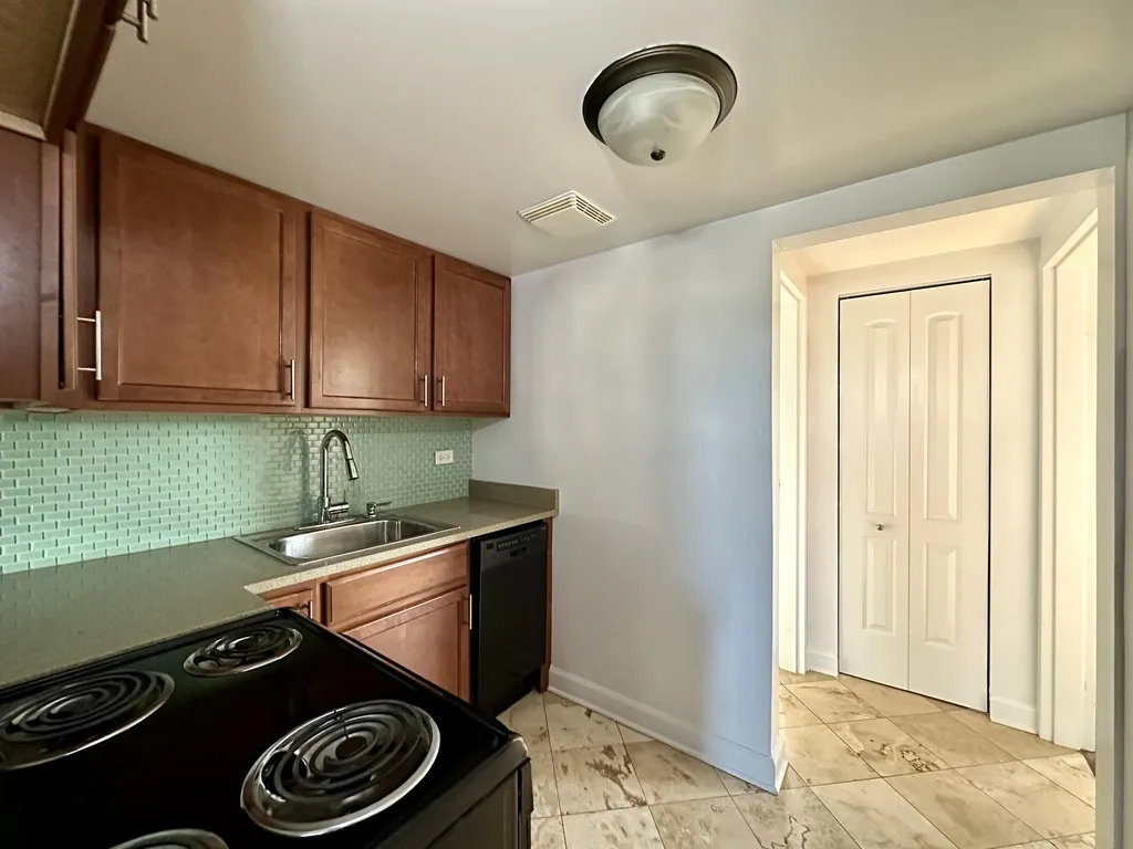 7628 N Milwaukee Ave, Niles,  60714, USA 60714-unit#1B-Chicago-IL