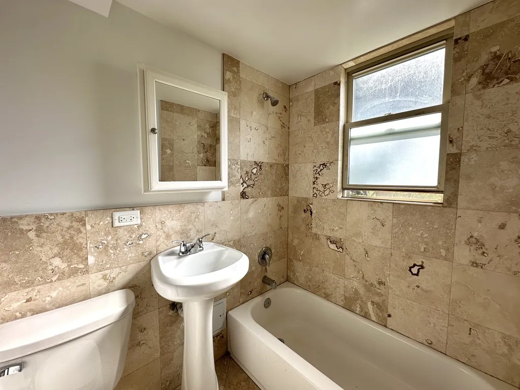 7628 N Milwaukee Ave, Niles,  60714, USA 60714-unit#1B-Chicago-IL