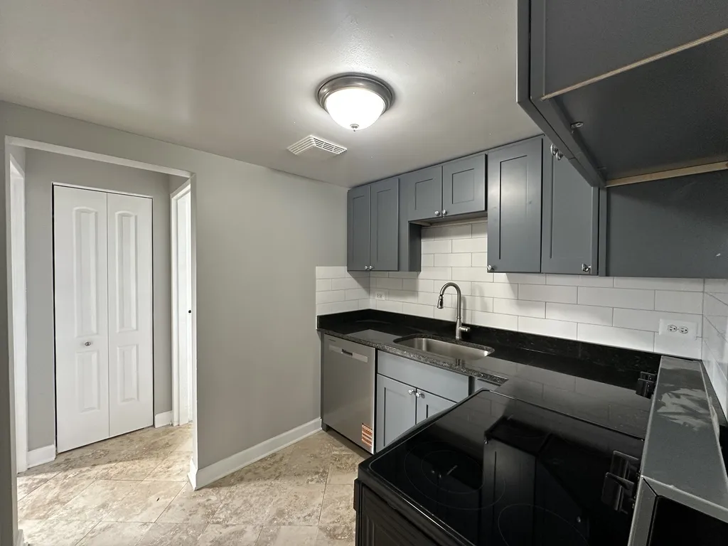 7632 N Milwaukee Ave, Niles,  60714, USA 60714-unit#3A-Chicago-IL