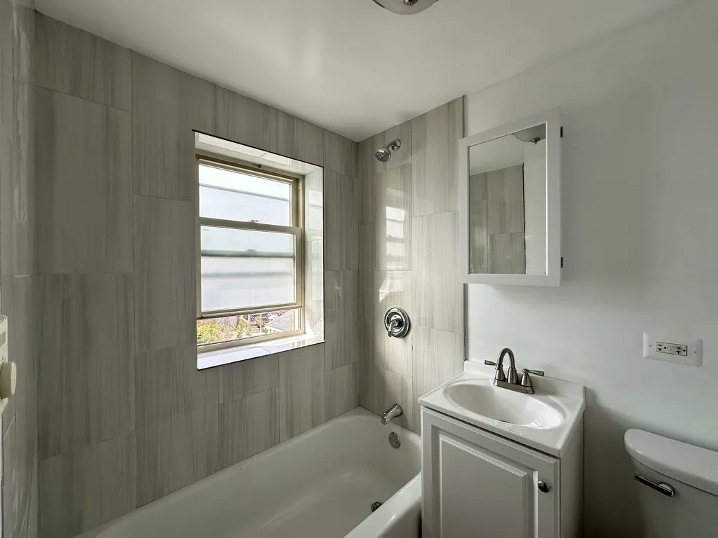 7632 N Milwaukee Ave, Niles,  60714, USA 60714-unit#3A-Chicago-IL