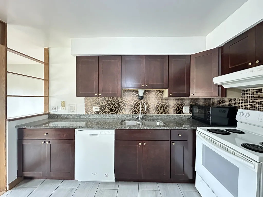 1639 Oakwood Ave, Des Plaines,  60016, USA 60016-unit#201-Chicago-IL