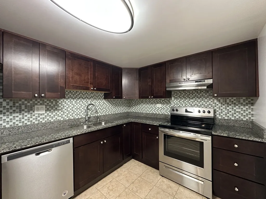 525 N Quentin Rd, Palatine,  60067, USA 60067-unit#104-Chicago-IL